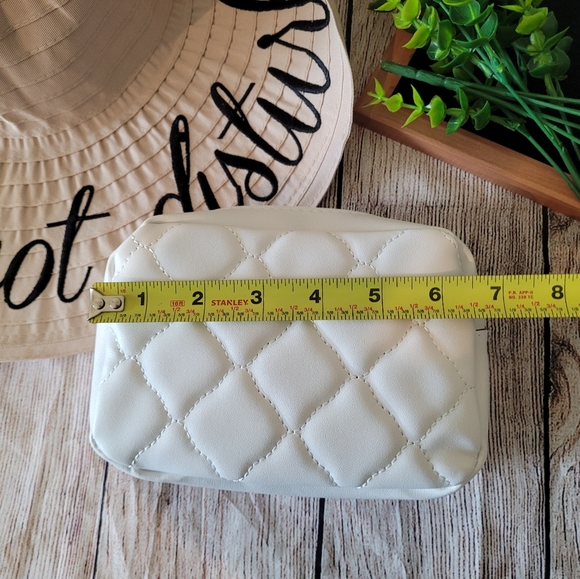 ✨️Mini White Quilted Gold Chain Crossbody Purse✨️ - Picture 6 of 12